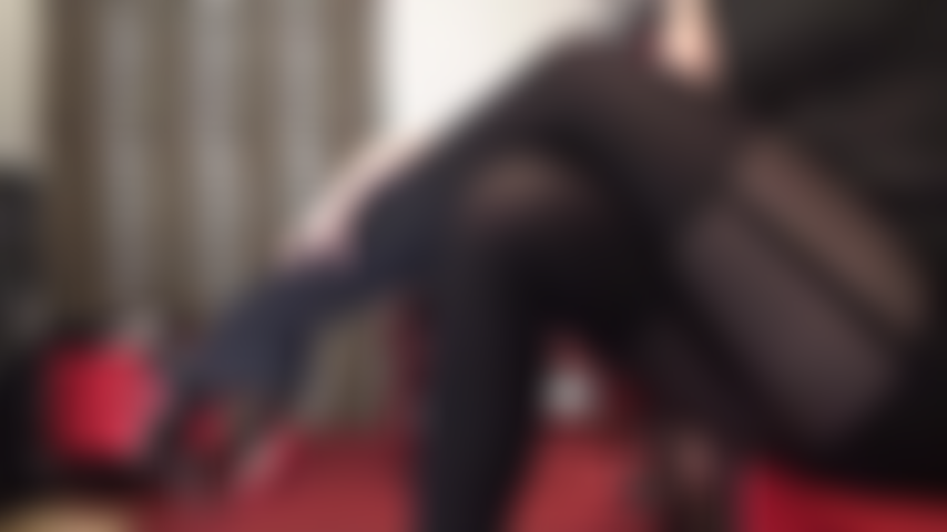 Findom, posseduta da queste gambe incredibili: inginocchiati e dai alla tua dea i soldi che merita. Queste gambe in collant con giarrettiera e queste alte mule con plateau possiedono il tuo cazzo e il tuo portafoglio.