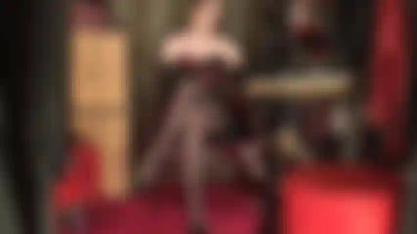 Con guanti di pelle, corsetto e calze di nylon: la padrona ti rende debole e palpitante per le sue gambe incrociate avvolte nei collant, mentre le accarezza delicatamente con morbidi guanti di pelle.