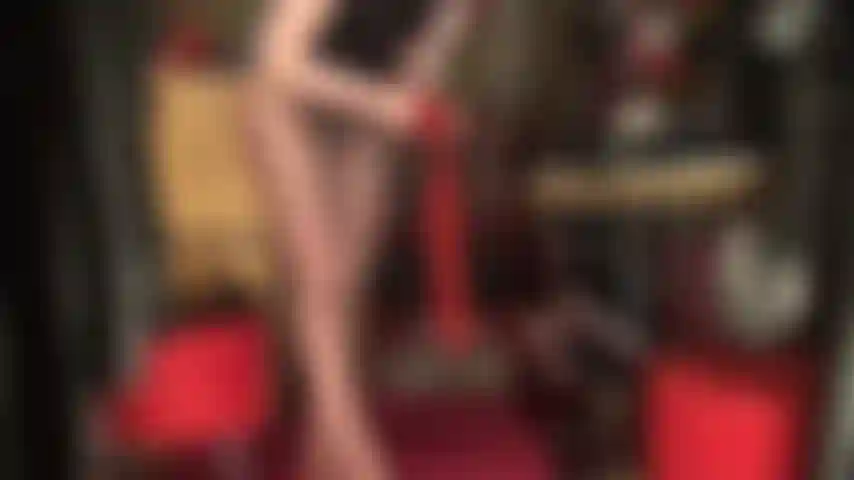 Strati di nylon lucido con un enorme cazzo nero in mezzo, sph - la padrona infila il suo enorme cazzo nero nei collant sapendo che il tuo clitoride ama il suo grosso cazzo di nylon.