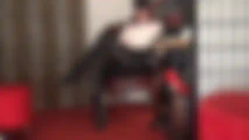 Adoro la dea della pelle: stivali borchiati, pantaloni di pelle, guanti, cappello. La padrona vivian ti fa venire l'acquolina in bocca alla vista del suo sexy completo di pelle, mentre accarezza il tacco dello stivale per stuzzicare il tuo cazzo pulsante. Ma non ti è permesso toccarti...