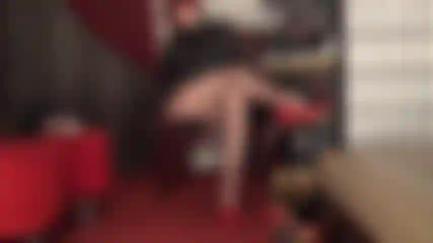 Le gambe dei collant marroni eccitano il tuo cazzo.