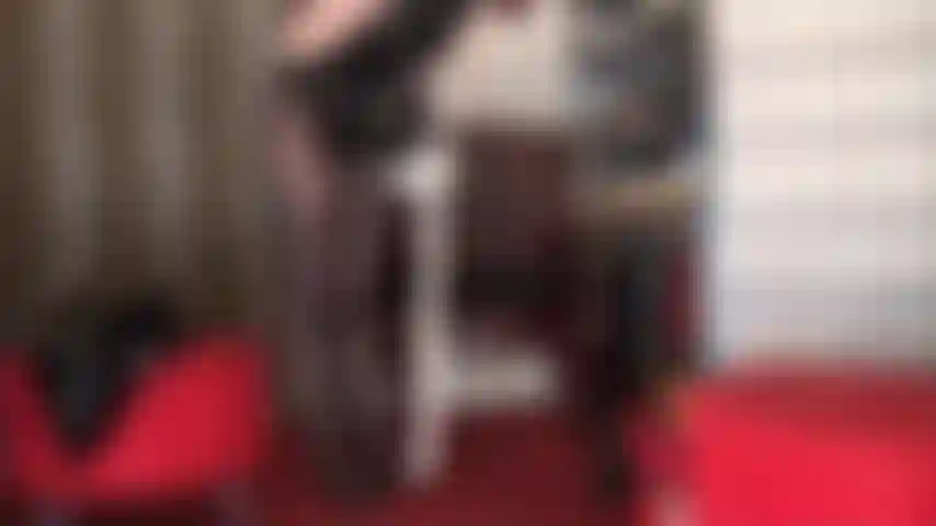 Un enorme cazzo nero in collant eccita il tuo piccolo pisellino.