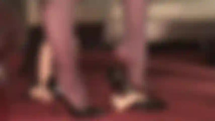 Quindi vuoi scopare i tacchi della padrona...!? - Infila il tuo cazzo da schiavo nelle mie scarpe e guarda cosa succede.