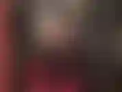 Una dea della pelle bollente con stivali alti fino al ginocchio e strap-on lucidi.