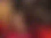 La mia padrona ti mette in bocca il suo grosso cazzo bianco con strapon e ti stuzzica con un enorme rigonfiamento sotto la gonna.