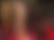 Una padrona sexy in raso e cappello di pelle, collant lucidi che accarezza il suo enorme cazzo bianco su tutte le tue gambe e i tuoi piedi, per poi indossare una sexy maglietta di nylon per l'adorazione del tuo corpo.