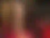 Una padrona sexy in raso e cappello di pelle, collant lucidi che accarezza il suo enorme cazzo bianco su tutte le tue gambe e i tuoi piedi, per poi indossare una sexy maglietta di nylon per l'adorazione del tuo corpo.