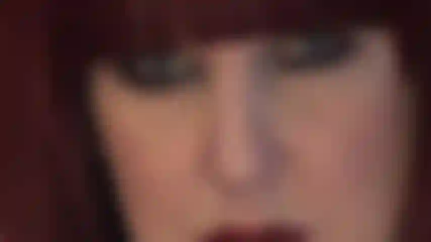 Il volto ipnotico della padrona: labbra rosse e deliziose e occhi azzurri penetranti che ti guardano dritto nell'anima.