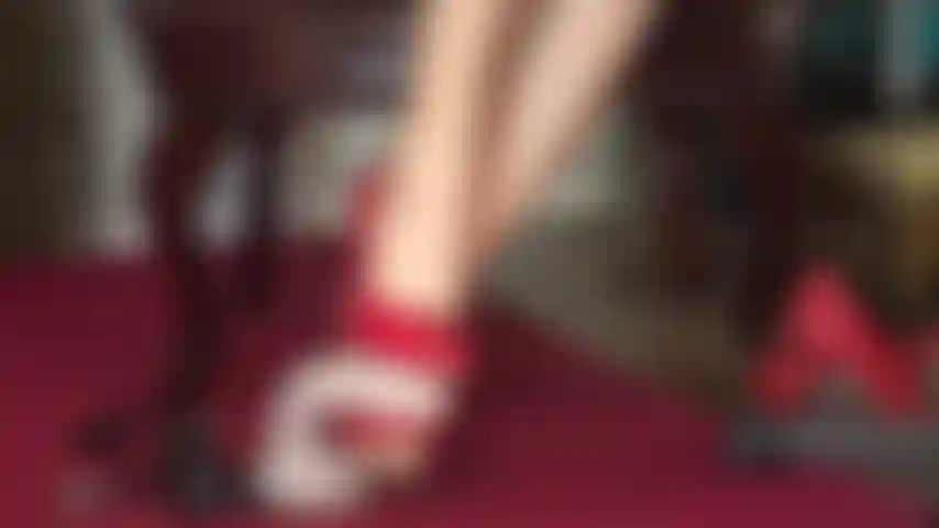 Che tormenta il tuo cazzo da schiavo con tacchi a spillo affilati.