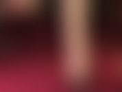 Feticista dei piedi: tacchi a spillo penzolanti a piedi nudi.