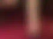 Feticista dei piedi: tacchi a spillo penzolanti a piedi nudi.