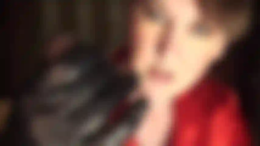 Stuzzico il cazzo e mi occupo del viso: la padrona stuzzica, ti solletica e ti schiaffeggia il cazzo per mungerlo fino a farlo seccare con i suoi guanti di pelle e il suo favoloso culo in una gonna attillata in lycra e collant grigi lucidi, proprio davanti alla tua faccia.