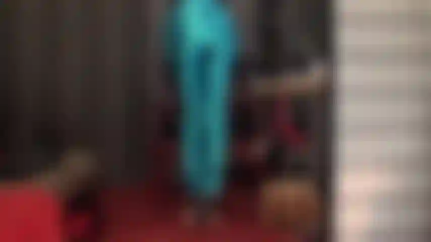 Jeans in raso blu brillante e vibrante: questi pantaloni lucidi mettono davvero in risalto il meraviglioso sedere rotondo della mia padrona.