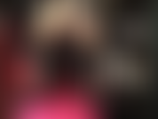 Dominatrice con pelle e strapon: la padrona vivian, vestita in pelle nera, infila il suo enorme cazzo nero nei tuoi buchi stretti per un bel pegging duro.