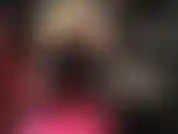 Dominatrice con pelle e strapon: la padrona vivian, vestita in pelle nera, infila il suo enorme cazzo nero nei tuoi buchi stretti per un bel pegging duro.