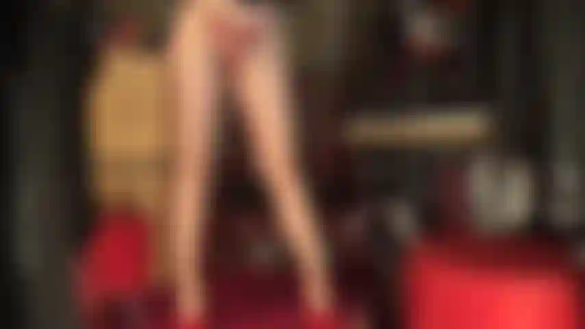 Con un perizoma rosso sotto un collant super lucido, tacchi a spillo rossi e guanti lucidi: la tua dea del nylon conosce il tuo amore per i collant sexy color carne. Goditi le mie gambe, le mie cosce, il mio cavallo e il mio culo.