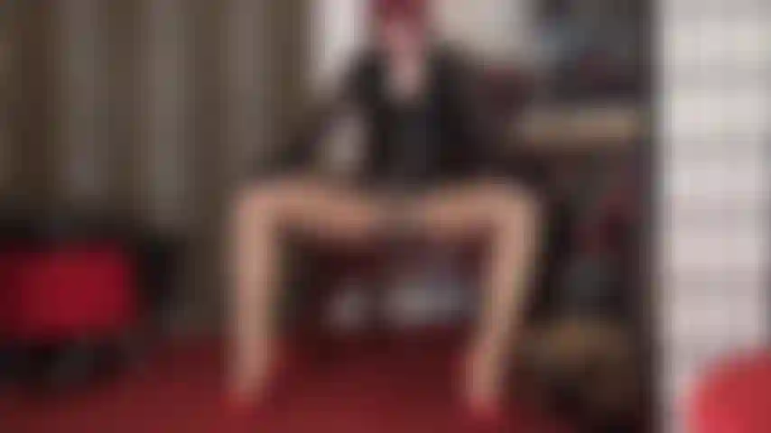 Hai sempre desiderato farti scopare il culo da uno strap-on ricoperto di nylon, meglio ancora da un piede in un collant.