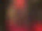 Ammira la signora vivian in rosso e nero: una sexy gonna a tubino che si accorcia sempre di più, rivelando sempre di più quelle bellissime gambe in nylon...