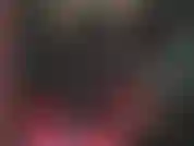 Aggiungo lunghi guanti di lattice e 20 centimetri di pene nero a una tuta di gomma.