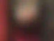 Capelli corti, vestito in pvc lucido, stivali alti e uno strap-on nero da 8 pollici.