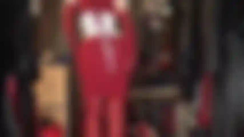 Una signora in rosso: ammiro le meravigliose curve della mia padrona in un aderente abito rosso in maglia, stivali di pelle sopra il ginocchio e guanti coordinati.