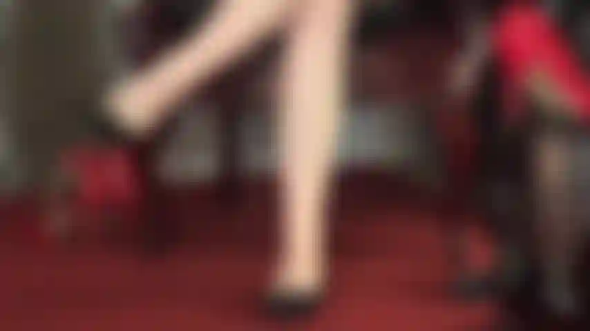 Con le scarpe basse penzolanti a piedi nudi - annusa i piedi nudi e le scarpe consumate della padrona.