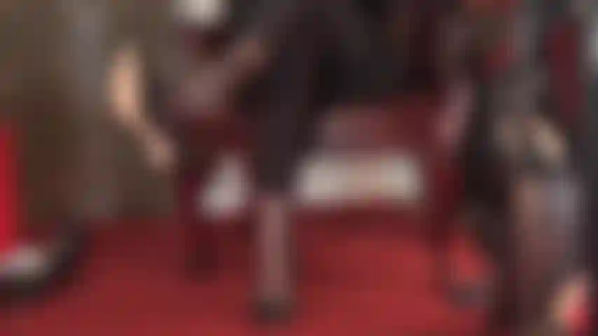 Provocante e sexy, con le gambe incrociate, tacchi in pelle nera, leggings e adorazione dei piedi in collant a 5 dita.