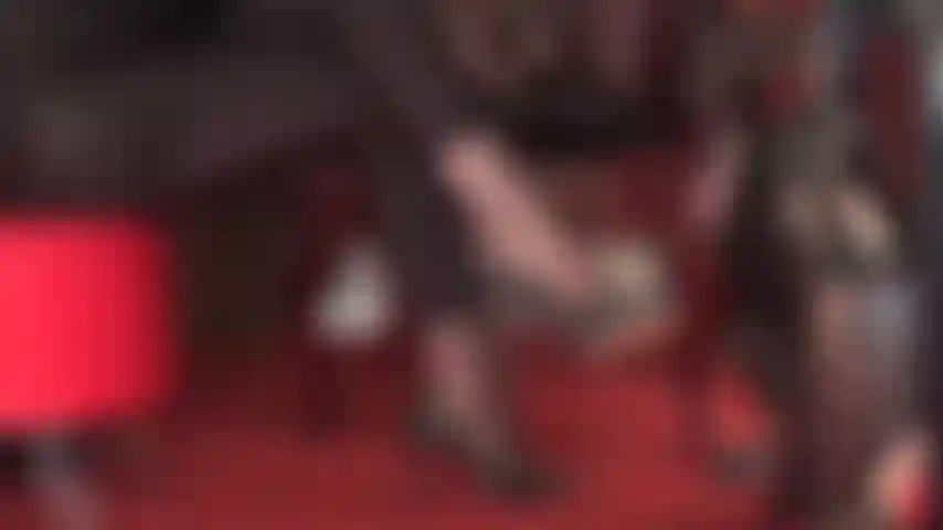 Lasciati conquistare da questa vista laterale di décolleté in pelle nera che pendono da collant e leggings in spandex lucido.