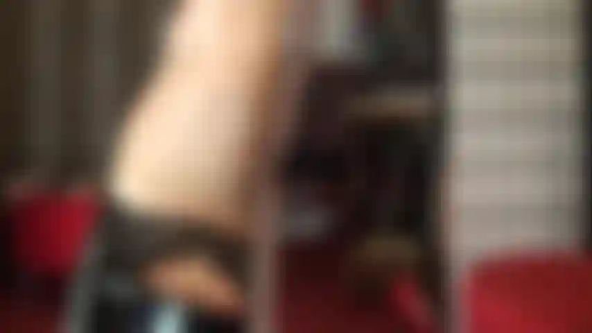 Rinchiusa, debole e eccitata, confrontata con la tua nuova vita in castità, la padrona indossa le chiavi alla cavigliera, il tuo cazzo è dolorante e gocciola dalla gabbia mentre ti stuzzica con le sue perfette gambe lunghe in collant e i tacchi a spillo.