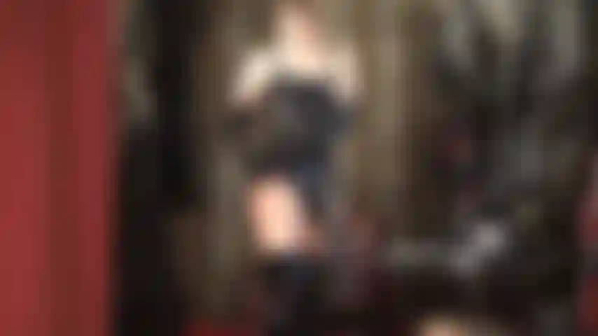 Vestita con un sexy e succinto abito in pvc, lucido, con corsetto e stivali alti, la mia padrona ti offre il duro pegging che meriti.