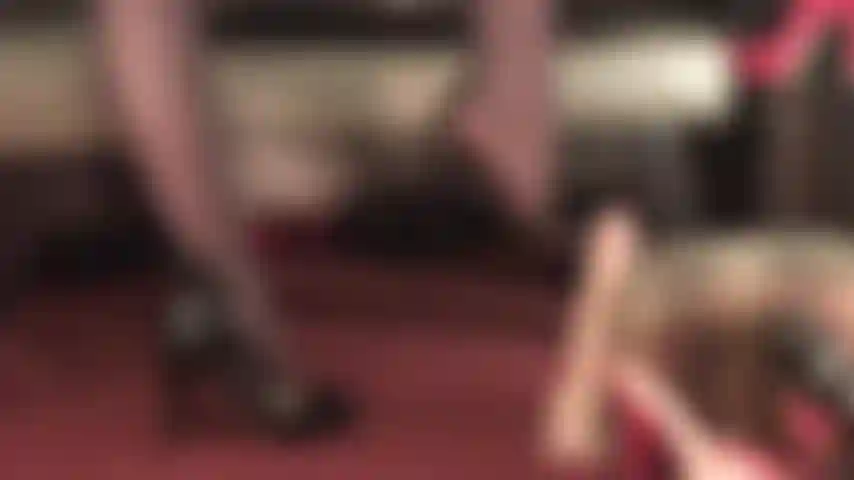 Calpestata e presa a calci dai tacchi a spillo e dai piedi della padrona - è un privilegio ricevere dolore e piacere dalla tua padrona. (Femdom, tacchi alti, collant con la riga, collant, nylon, piedi in nylon, dildo, calpestio del cazzo, adorazione dei piedi, adorazione dei tacchi alti, feticismo dei piedi, footjob).