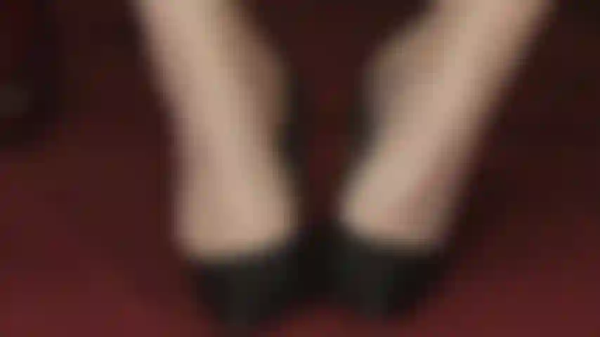 I piedi sudati dei collant ti eccitano: la tua vita come mia schiava dei piedi prevede scarpe di pelle consumate, piedi puzzolenti e calze di nylon umide messe proprio sotto il tuo naso mentre il cazzo del tuo schiavo viene munto dai talloni e dai piedi della padrona.