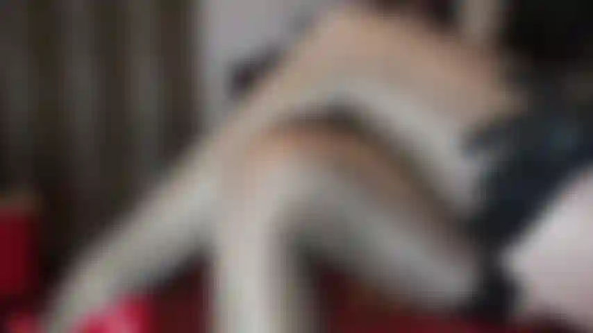 Calze lucide color cuoio su collant color carne e guanti di nylon color carne. Non puoi resistere né alle calze lucide né ai guanti di nylon attillati e perfetti che vorresti sentire dappertutto e dentro di te.