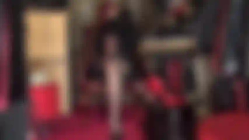 Infila il naso nelle mie scarpe consumate, dipendente dall'odore dei miei piedi puzzolenti e delle mie scarpe consumate, tutto ciò che vuoi è affondare il naso nei miei talloni, caldi e umidi appena sfilati dai miei piedi di nylon.