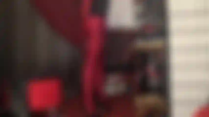 Ti piacciono i collant in spandex? Questo paio di collant in lycra lucido rosso scuro ti farà eccitare.