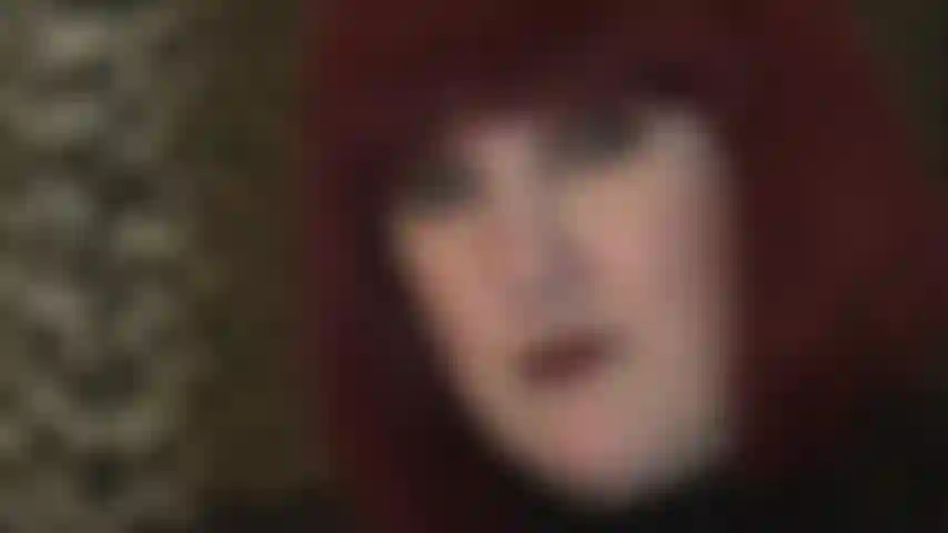 Fissami negli occhi. Adora il mio viso, la mia lingua e le mie labbra dal rossetto rosso scuro.