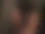 Adoro i pantaloni attillati, i jeans di raso nero e i leggings blu lucidi.