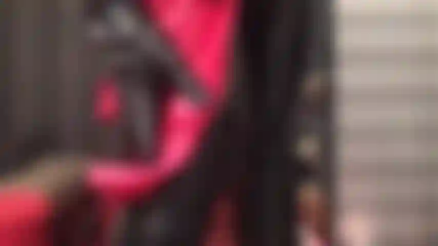 Le mutande di raso rosso vengono usate per lucidare i leggings di vernice nera attillati e lucidi della mia padrona. Strofinata così delicatamente che inizi a immaginare come sarebbe su ogni centimetro del tuo cazzo pulsante.