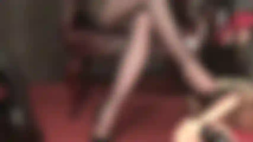 La padrona ha fatto eccitare molto il cazzo del tuo schiavo per questo lavoro sui tacchi e sui piedi con i collant.