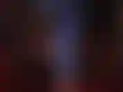 Indosso e sfilo scarpe con stampa leopardata blu, penzolanti e giochi di scarpe in collant neri molto trasparenti.