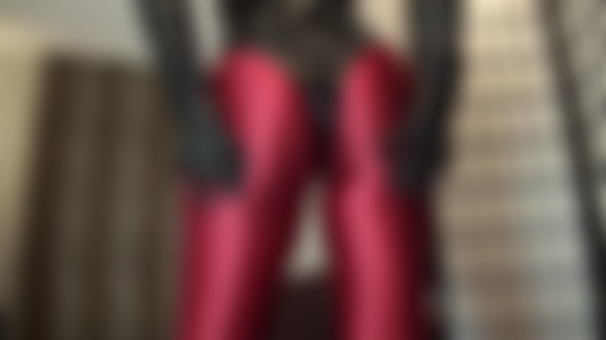 Collant rosso lucido in spandex e body attillato in pvc - oh, avere quel favoloso sedere rotondo abbassato sul tuo viso, anche solo per una sniffata... La padrona tocca e stringe il suo sedere perfetto con guanti di pelle - così vicino a te.