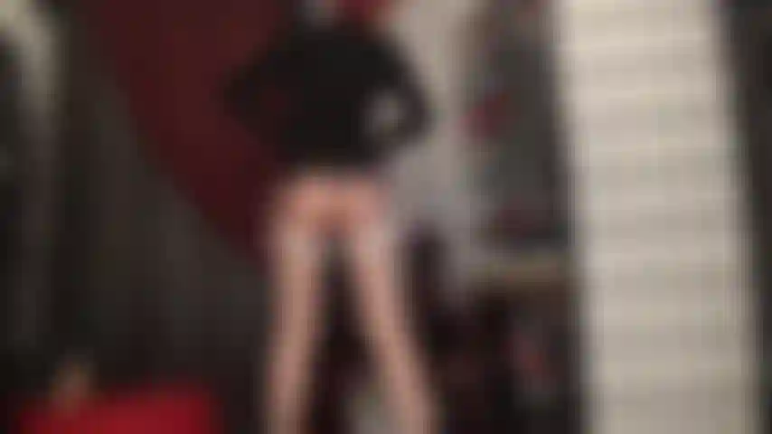 Seduzione con calze di seta e adorazione con strapon: dopo che la padrona ha finito di farti adorare le sue bellissime calze di nylon completamente modellate su collant lucidi, userà la tua bocca succhiacazzi per il suo piacere.