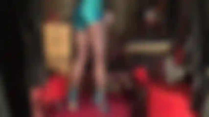 Ammiro le lunghe e forti gambe della mia padrona in collant color caffè trasparenti che terminano con un paio di pantaloncini di raso blu estremamente lucidi.