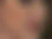 Adorazione lenta e ipnotica del viso: occhi penetranti, labbra rosse sexy. Sei venuta per adorare la tua dea.