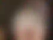 La tua dea ti stuzzica con il suo sedere in mutandine di raso sexy, guaine, gonne attillate e collant lucidi. Mmmmhmmm.