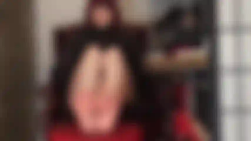 Non ne hai mai abbastanza dei perfetti piedi nudi della mia padrona.