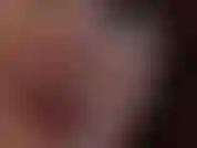 Con labbra rosse e lucide seducenti e una lingua calda che stuzzica.