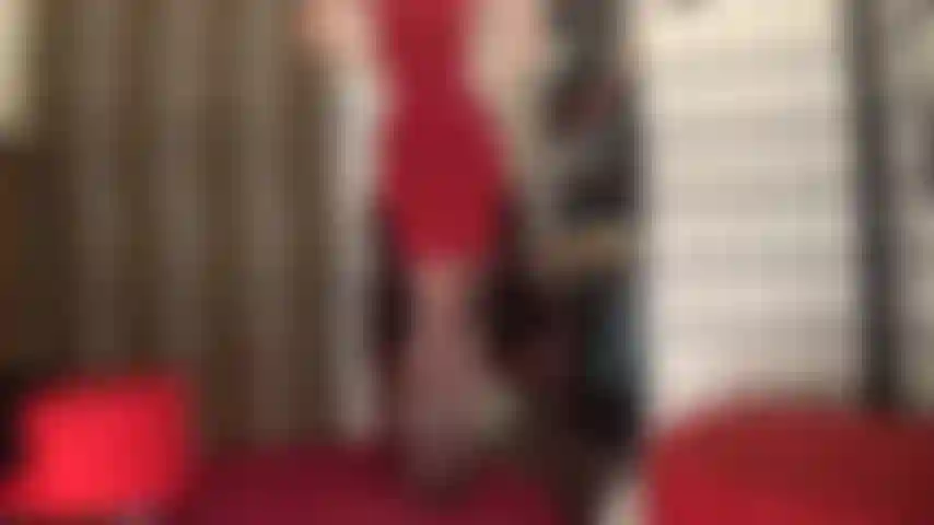 Provocazione in lingerie con calze, mutandine e reggiseno sexy: ecco una provocazione incredibile! La tua dea cambia da biancheria intima nera a rossa... Proprio davanti ai tuoi occhi.