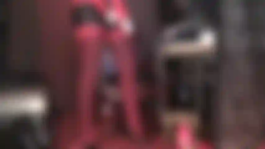 Uno strapon ultra seducente e calze stuzzicanti in rosso e nero: una dea ti avvolge intorno al suo mignolo in questi strati di calze sexy, tentandoti con il suo grosso cazzo.