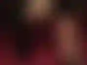 Con collant trasparenti color carne che stuzzicano i piedi e li lasciano penzolare in primi piani sexy.